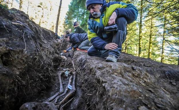 Paco Etxeberria contempla los restos hallados en una fosa ubicada en Zeanuri. / Borja Agudo