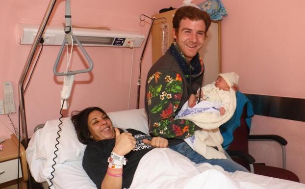 Laura y Jon Xabier, muy felices con Iziar en brazos. /Jesús Andrade