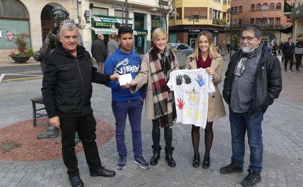 Momento de la entrega del cheque a la ONG 'Born to learn'/