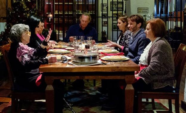 Bertín Osborne, en la mesa junto a Niña Pastori, Fernando Tejero, Alaska y las madres de todos ellos./Telecinco