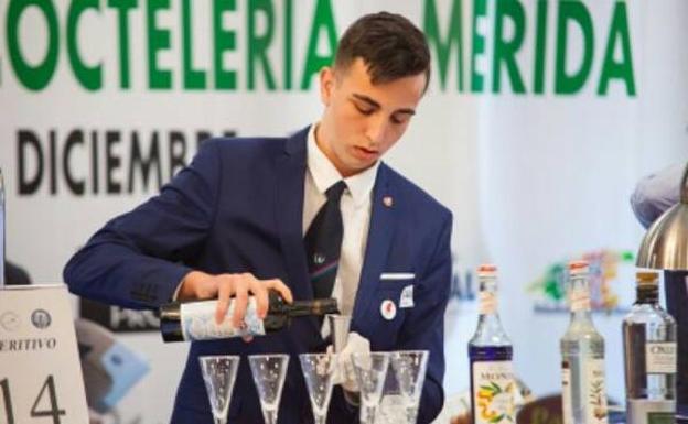 Markel Escuredo prepara el cóctel con el que consiguió el subcampeonato de España. / E. C.