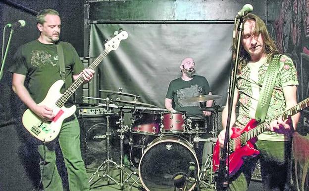 El bajo de Benn, la batería de Pasivo y la guitarra de Iñaki construyen el sonido actual de la banda vitoriana./Rockaina