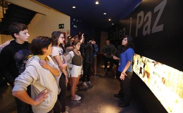 Una de las guías del Museo de la Paz atiende a un grupo de jóvenes. / MAIKA SALGUERO