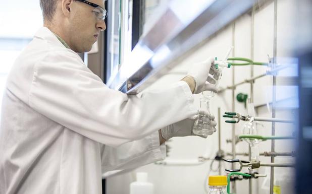 Un investigador trabaja en un laboratorio farmaceútico. /Reuters