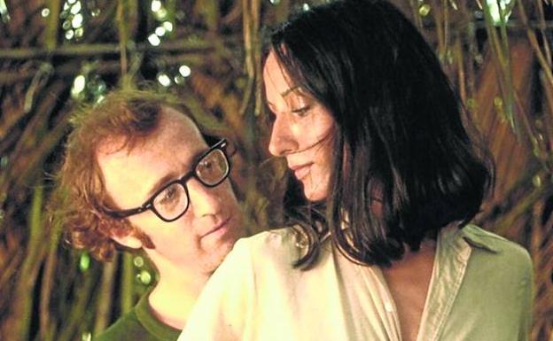 El cineasta con la modelo Nati Abascal en ‘Bananas’ (1971)./R. C.