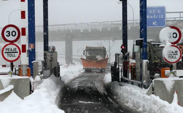 Acceso a la autopista Madrid-La Coruña, a la altura de Adanero, en Ávila. /AFP