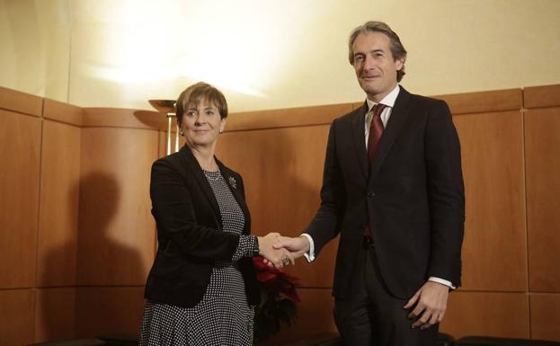La consejera Arantza Tapia y el ministro De la Serna, en un encuentro./Rafa Gutiérrez
