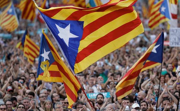 Esteladas y lazos amarillos durante una manifestación en Barcelona./Pau Barrena (Afp)