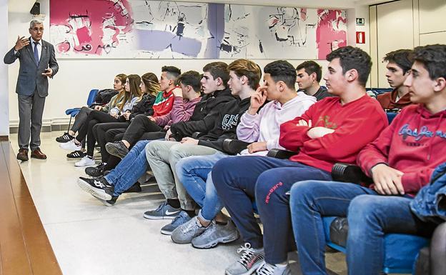 Jaime de la Cal ofrece una charla a estudiantes de la ikastola Olabide. /:: FOTOS: JESÚS ANDRADE