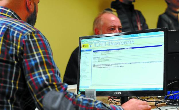 Los primeros DNI y pasaportes se comienzan a tramitar a partir de hoy/FÉLIX MORQUECHO
