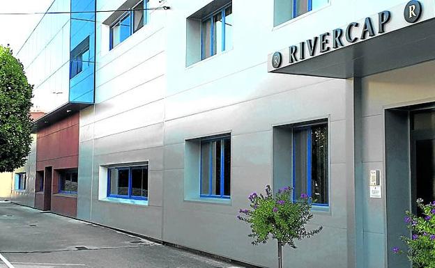 Rivercap fabrica cápsulas para botellas en Lapuebla de Labarca./E. C.