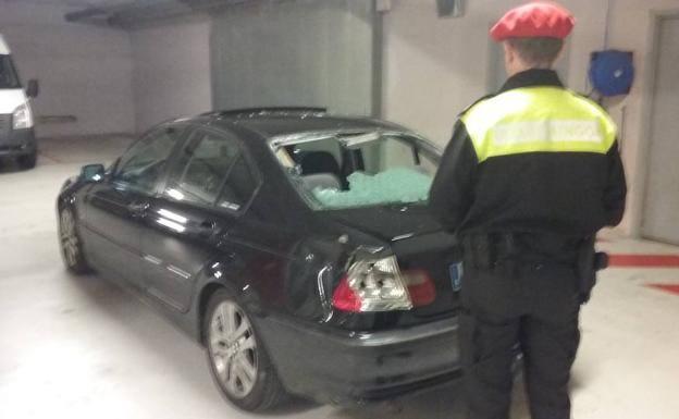 El BMW fue localizado en un garaje de la calle Olano./