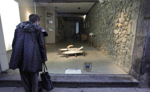 Una vecina observa el escaparate ganador de Arriaga. / M. SALGUERO