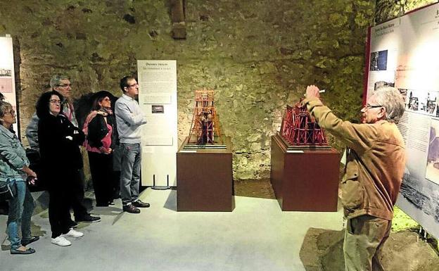 Un guía explica pormenores de la exposición.