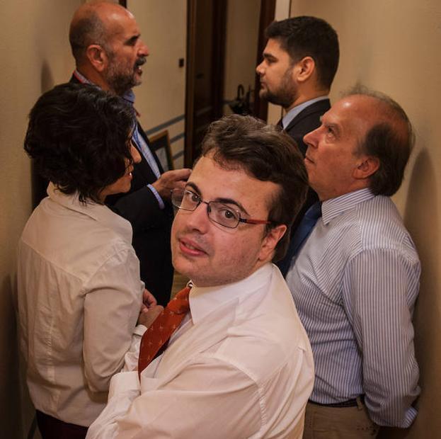 Mikel posa con sus compañeros de bufete donde colabora a media jornada. /
