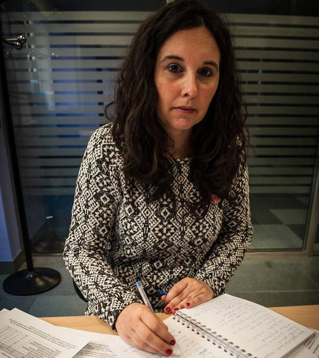 Sandra toma apuntes en la sede de Steilas, donde le han facilitado el material de estudio. /