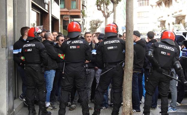 La Ertzaintza escolta a los hinchas del Marsella por el centro de Bilbao.