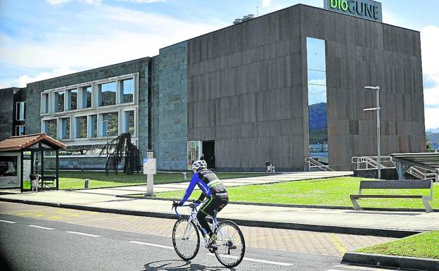 Un ciclista pasa frente a la sede del CIC Biogune, en el parque tecnológico de Zamudio./Ignacio Pérez