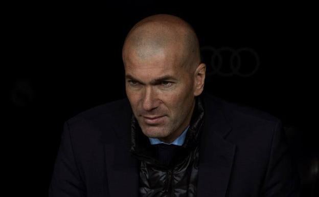 Zinedine Zidane, en el banquillo durante el Real Madrid-Girona/EFE
