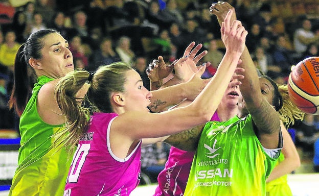 Marta Tudanca pelea por un balón en el partido de ayer en Mendizoroza./Jesús Andrade
