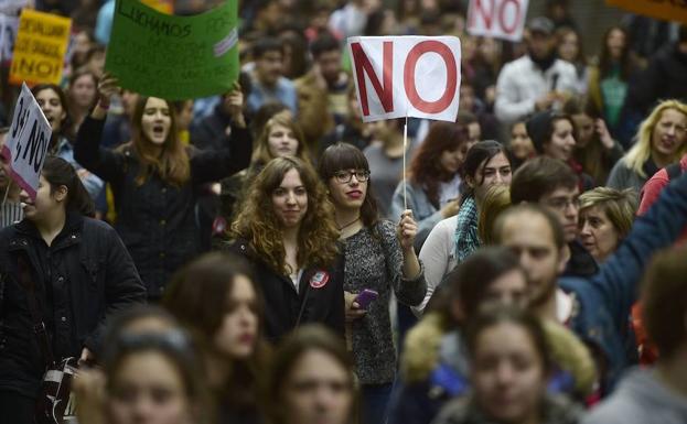 Estudiantes se manifiestan en Madrid contra la reforma universitaria. /Afp
