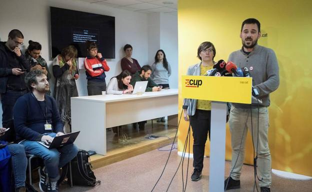 Lluc Salellas y Mireia Boya comparecen en la sede de CUP./Efe