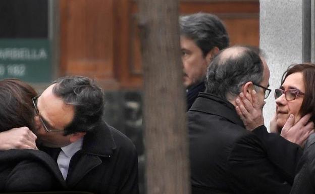 Josep Rull y Jordi Turull se despiden de sus esposas a las puertas del Tribunal Supremo. /AFP