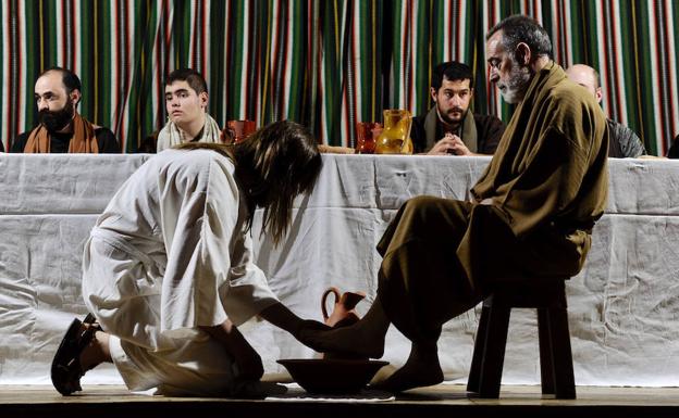 Jesús lava los pies a sus discípulos./FERNANDO GÓMEZ