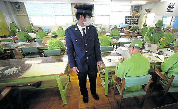 Un guardián vigila el taller de la cárcel de Onomichi, donde trabajan ancianos reclusos japoneses./AFP