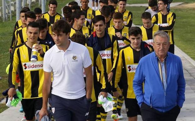 Alaña y Azurmendi acompañan a la plantilla en Lezama./MIREYA LÓPEZ
