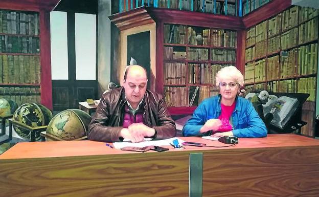 Leopoldo García y la presidenta de la asociación, Cristina Manzanares, atienden a los medios de comunicación tras la reunión mantenida./ E. C.