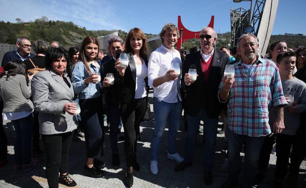 Miren Gorrotxategi, Salomé Giraldo, Lucas Bojanich, Lucía Marzo, Julian Iantzi, José Ángel Iribar y Karlos Arguiñano. /JORDI ALEMANY