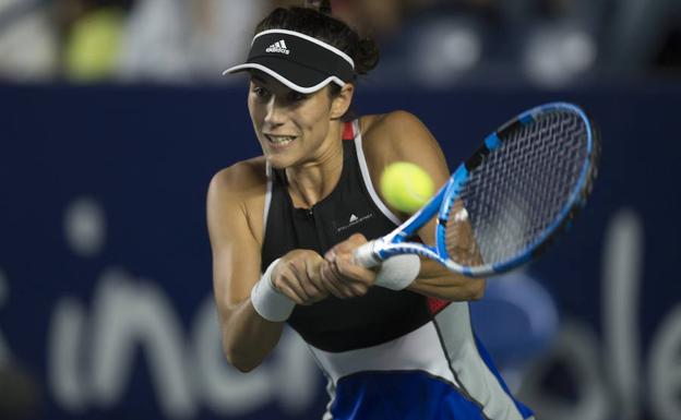 Muguruza golpea la pelota. /Miguel Sierra (Efe)