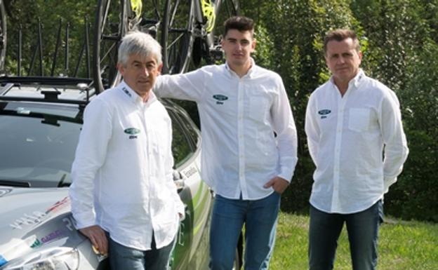 García, flanqueado por Marino Lejarreta y Julián Gorospe, responsables del equipo Baqué. /Baqué
