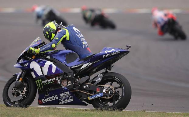 Valentino Rossi empuja su moto después del golpe. /Nicolás Aguilera (Efe)