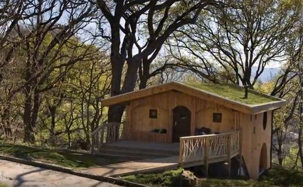 Caseta sobre la que ha caído el árbol, en el Ekogunea.