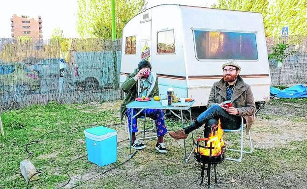 Quique Peinado y Manuel Burque viven en la caravana que les sirve también de estudio portátil de radio./movistar