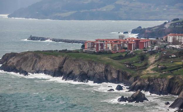 El Consistorio pretende crear un sendero que conecte la Tala con la playa de Aritzatxu por la costa. / M. S.