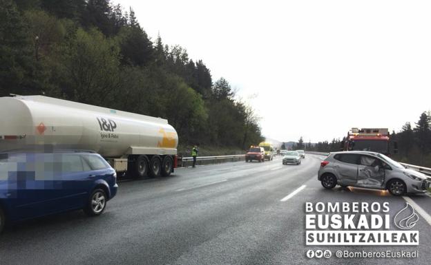 El camión y el turismo siniestrado. /Bomberos Euskadi