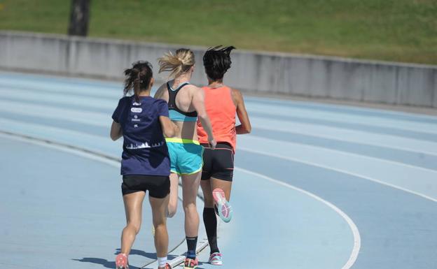Tres atletas entrenan en el polideportivo de Fadura./EL CORREO
