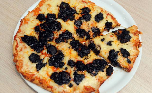 El pan que acompaña sus platos lo elaboran en el restaurante, al igual que las pizzas. Entre éstas, encontramos algunas curiosas, como la de berenjena, piperrada y queso feta, la de rúcula, rulo de cabra y miel o la de chipirones en su tinta./IOSU ONANDIA