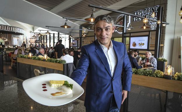 El chef del Yandiola muestra uno de los platos que se servirán en el restaurante del aeropuerto./LUIS ÁNGEL GÓMEZ