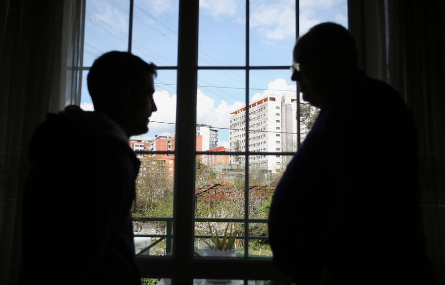 El joven hipotecado y su padre, ayer en Barakaldo./Jordi Alemany
