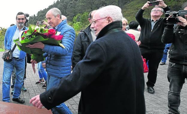 Erkoreka participa ante Juan Azkarate en la ofrenda floral a las víctimas de la batalla./Luis Ángel Gómez