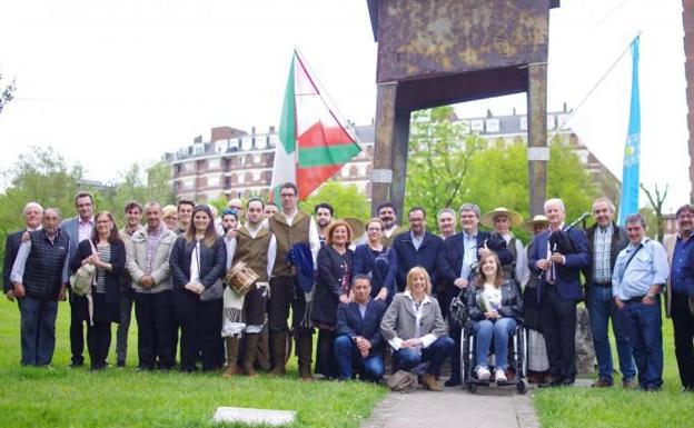 Los asistentes al homenaje, junto a la escultura del hórreo./BBB