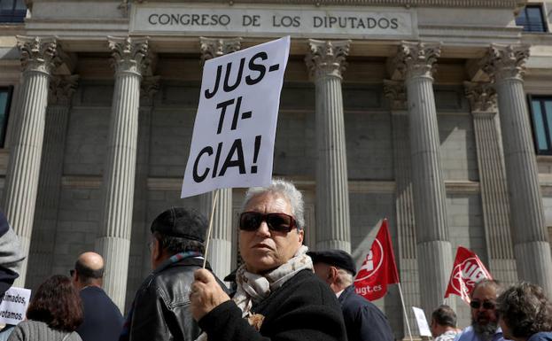 La manifestación de los pensionistas en Madrid, a su paso por el Congreso. /REUTERS