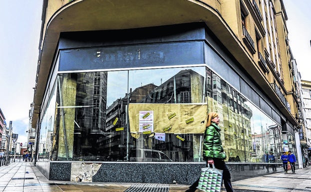 El Corte Inglés abrirá su SuperCor el 31 de mayo en el local que ocupó Deportes Zulaica./B.Castillo
