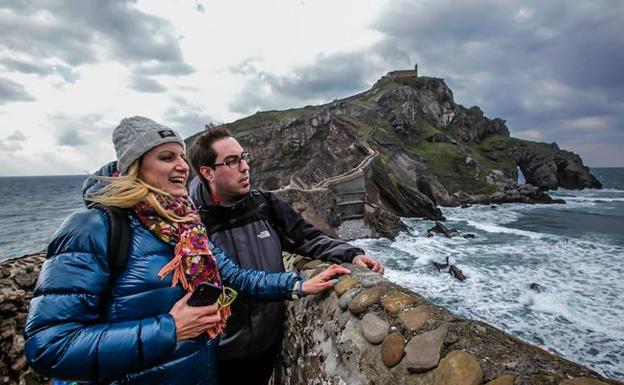 Gaztelugatxe recibió en agosto del pasado año a unos 142.000 visitantes. / MAIKA SALGUERO