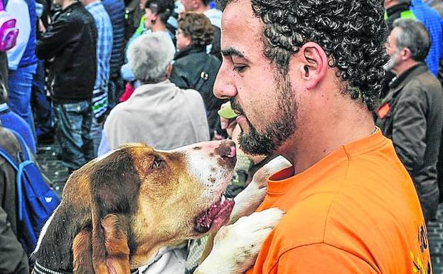 Un cazador mima a su perro durante la concentración juntoal Arriaga.