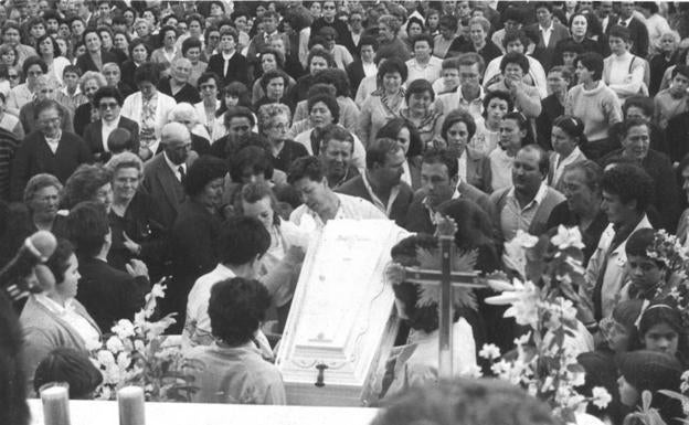 Funeral por la fallecida, en 1985/TORRES